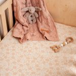 Prześcieradło <b>do łóżeczka 120x60cm</b><em> Primrose Beige </em> - obrazek 3