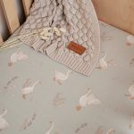 Prześcieradło <b>do łóżeczka 120x60cm</b><em> Happy Goose Olive </em> - obrazek 2