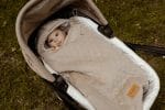 Śpiworek do wózka Herbs w kolorze beżowym zapięty w gondoli, widok z góry