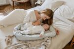 Niemowlę w szarozielonym kokonie Happy Goose Olive, obok mama i dziergany kocyk