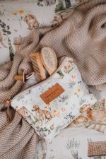 Kosmetyczka S Little Farm na beżowym kocyku z grzebykiem i szczotką do włosów