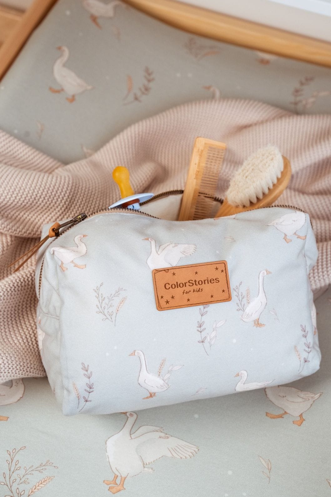 Kosmetyczka M 23x18 cm <em> Happy Goose Olive </em> - obrazek 3