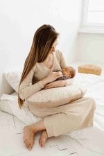 Mama karmi piersią niemowlę na poduszce do karmienia Herbs - ujęcie z boku