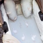 Oliwkowe prześcieradło Happy Goose Olive z poduszką motylek w gąski w wózku