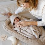 Mama owija niemowlę ręcznikiem Myszka w kokonie Herbs