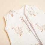 Zbliżenie na rozpięty suwak śpiworka Happy Goose z nadrukiem gęsi