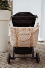 Pikowana torba do wózka XL Velvet w kolorze cappuccino zawieszona na wózku