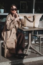 Mama przy kawiarnianym stoliku z pikowaną torbą XL Velvet w kolorze cappuccino
