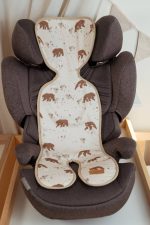 Temo M anti-sweat liner with a bear print in a high-back car seat for older children
