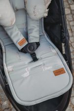 Wkładka do spacerówki Happy Goose Olive w kolorze oliwkowym z nakładkami na pasy - zbliżenie