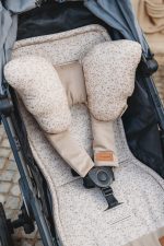Beżowa wkładka do spacerówki Herbs w drobne gałązki z poduszką motylkiem w wózku